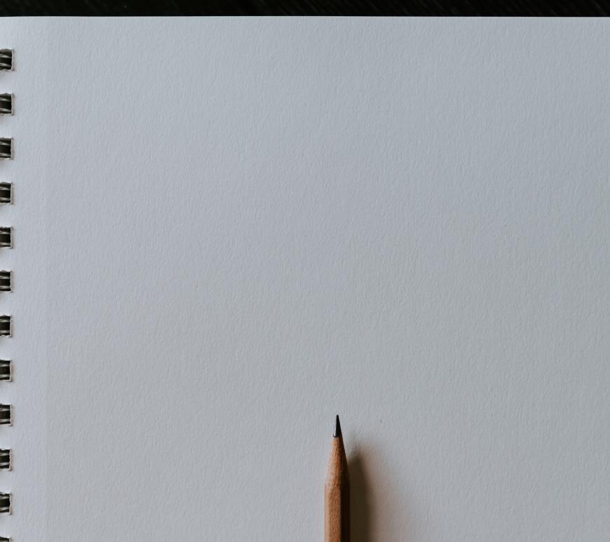 Une page blanche et et crayon.